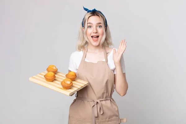 Young Pretty Albino Woman Feeling Happy Astonished Something Unbelievable Muffins — Stock Photo, Image