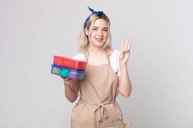 Genç ve güzel albino kadın gülümsüyor ve arkadaş canlısı görünüyor. Üç numara yiyecek taşıyor.