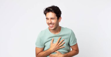 İspanyol yakışıklı adam komik bir şakaya yüksek sesle gülüyor, mutlu ve neşeli hissediyor, eğleniyor.