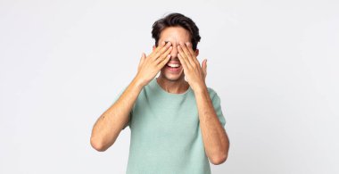 İspanyol yakışıklı adam gülümsüyor ve mutlu hissediyor, iki eliyle gözlerini kapatıyor ve inanılmaz bir sürpriz bekliyor.