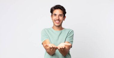 İspanyol yakışıklı, güler yüzlü, arkadaş canlısı, kendinden emin, olumlu bakışlı, bir nesne ya da konsept sunan ve gösteren bir adam.