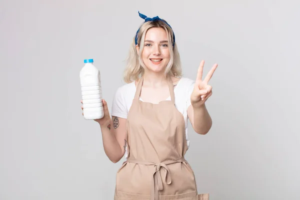 Jovem Mulher Albino Bonita Sorrindo Olhando Feliz Gesticulando Vitória Paz — Fotografia de Stock