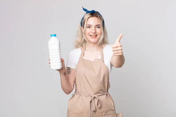 Joven Bonita Mujer Albina Sentirse Orgulloso Sonriendo Positivamente Con Los — Foto de Stock