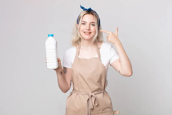 Joven Bonita Mujer Albina Sonriendo Con Confianza Señalando Propia Sonrisa — Foto de Stock