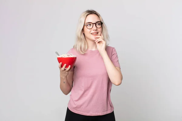 Jovem Mulher Albino Bonita Sorrindo Feliz Sonhando Acordado Duvidar Com — Fotografia de Stock