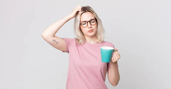 Young Pretty Albino Woman Feeling Puzzled Confused Scratching Head Coffee — Stock Photo, Image