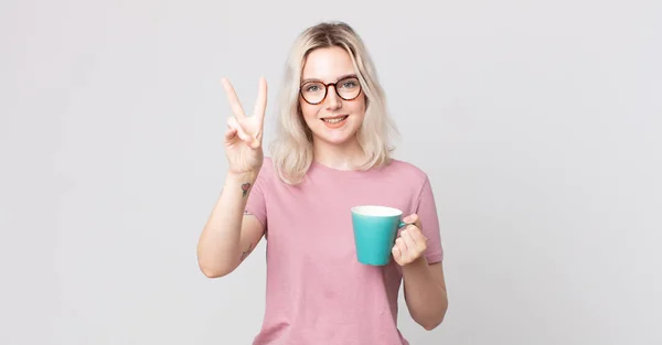 Jeune Jolie Femme Albinos Souriant Regardant Heureux Geste Victoire Paix — Photo