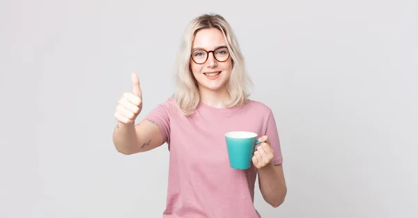 Ung Söt Albino Kvinna Känna Sig Stolt Ler Positivt Med — Stockfoto