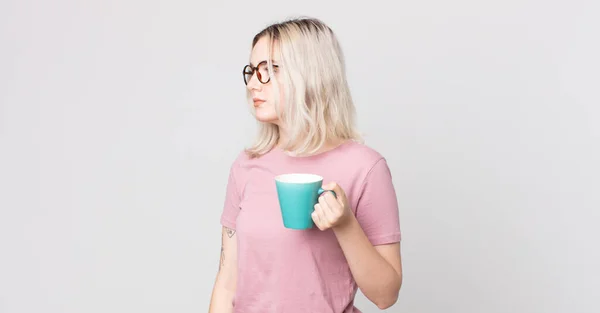Young Pretty Albino Woman Profile View Thinking Imagining Daydreaming Coffee — Stock Photo, Image