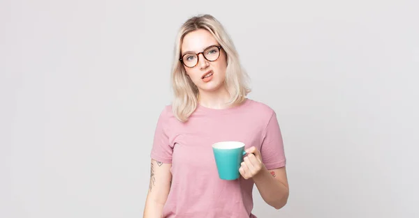 Ung Söt Albino Kvinna Känsla Förbryllad Och Förvirrad Med Kaffemugg — Stockfoto