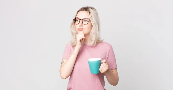 Young Pretty Albino Woman Thinking Feeling Doubtful Confused Coffee Mug — 스톡 사진