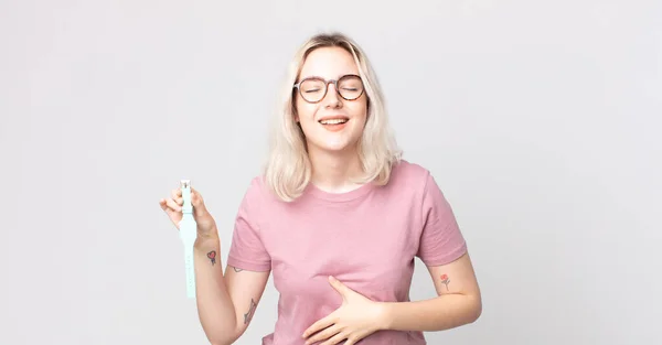 Młoda Ładna Albinoska Kobieta Śmieje Się Głośno Jakiegoś Śmiesznego Żartu — Zdjęcie stockowe