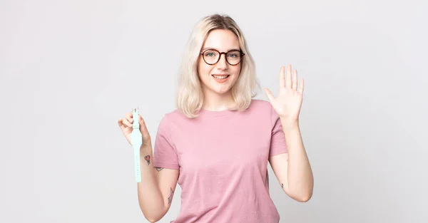 Young Pretty Albino Woman Smiling Happily Waving Hand Welcoming Greeting — 스톡 사진