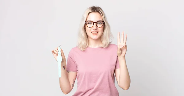 Giovane Bella Donna Albina Sorridente Dall Aspetto Amichevole Mostrando Numero — Foto Stock