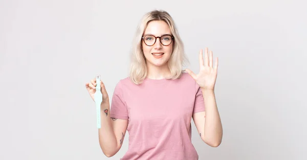 Jong Mooi Albino Vrouw Glimlachend Zoek Vriendelijk Tonen Nummer Vijf — Stockfoto