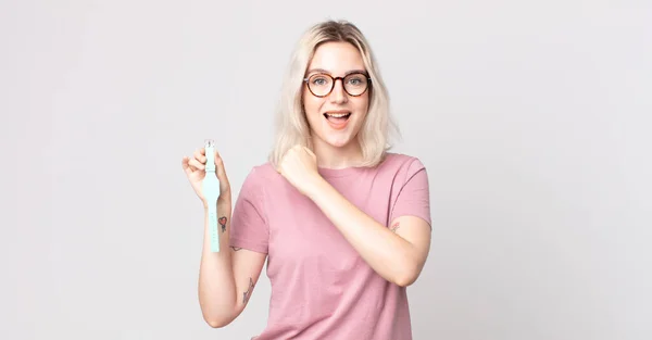 Young Pretty Albino Woman Feeling Happy Facing Challenge Celebrating Holding — Stock Photo, Image