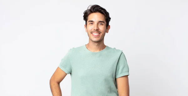 Hispânico Bonito Homem Sorrindo Feliz Com Uma Mão Quadril Confiante — Fotografia de Stock