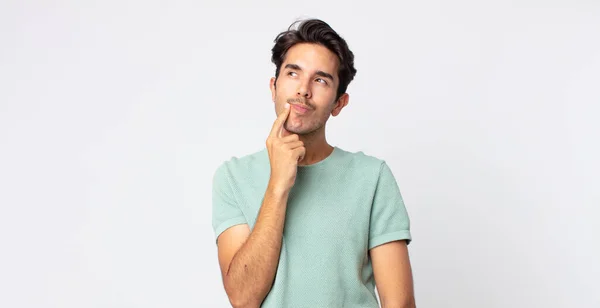 Hombre Guapo Hispano Con Mirada Sorprendida Nerviosa Preocupada Asustada Mirando —  Fotos de Stock