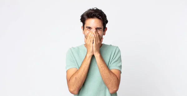 Hispânico Bonito Homem Olhando Feliz Alegre Sorte Surpreendido Cobrindo Boca — Fotografia de Stock