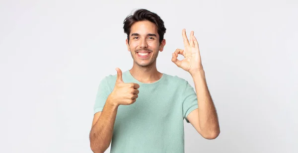 Hombre Guapo Hispano Sintiéndose Feliz Asombrado Satisfecho Sorprendido Mostrando Bien —  Fotos de Stock