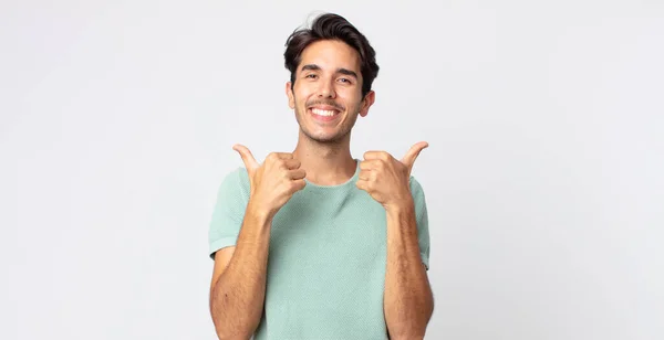 Hispânico Bonito Homem Sorrindo Alegremente Olhando Feliz Sentindo Despreocupado Positivo — Fotografia de Stock