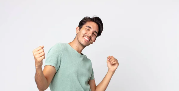 Hispânico Bonito Homem Sorrindo Sentindo Despreocupado Relaxado Feliz Dançando Ouvindo — Fotografia de Stock