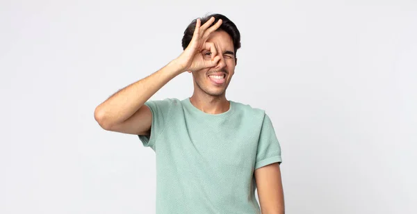 Hispânico Bonito Homem Sorrindo Feliz Com Cara Engraçada Brincando Olhando — Fotografia de Stock