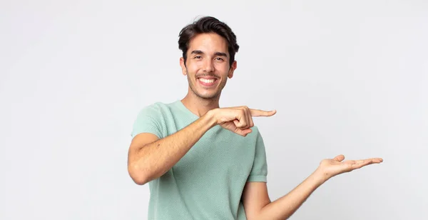 Hispanic Knappe Man Glimlachend Gelukkig Zorgeloos Tevreden Wijzend Naar Concept — Stockfoto
