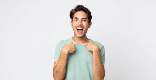 Hispânico Bonito Homem Sentindo Feliz Surpreso Orgulhoso Apontando Para Mesmo — Fotografia de Stock