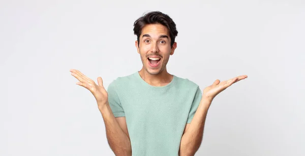 Hispânico Bonito Homem Sentindo Feliz Animado Surpreso Chocado Sorrindo Surpreso — Fotografia de Stock