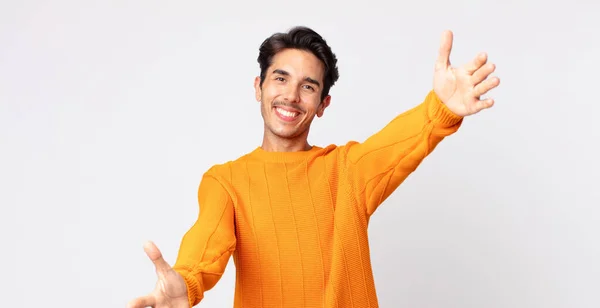 Hombre Guapo Hispano Sonriendo Alegremente Dando Cálido Amistoso Cariñoso Abrazo — Foto de Stock