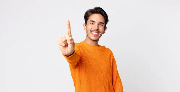 Hispánský Pohledný Muž Hrdě Sebevědomě Usmívá Vítězoslavně Pózuje Číslo Jedna — Stock fotografie