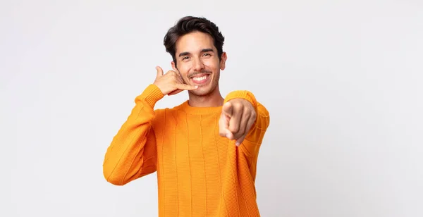 Hispánský Pohledný Muž Vesele Usmívá Ukazuje Kameru Zatímco Vám Volá — Stock fotografie