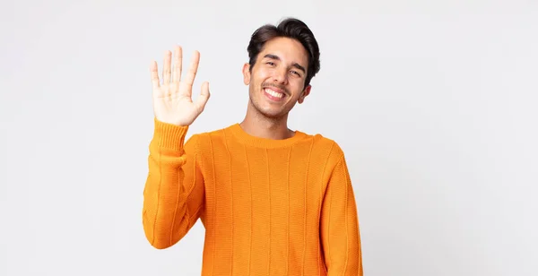 Hispanic Knappe Man Glimlachend Vrolijk Zwaaiend Met Hand Verwelkomend Groetend — Stockfoto