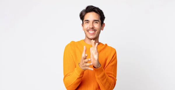 Hispânico Bonito Homem Sentindo Feliz Bem Sucedido Sorrindo Batendo Palmas — Fotografia de Stock