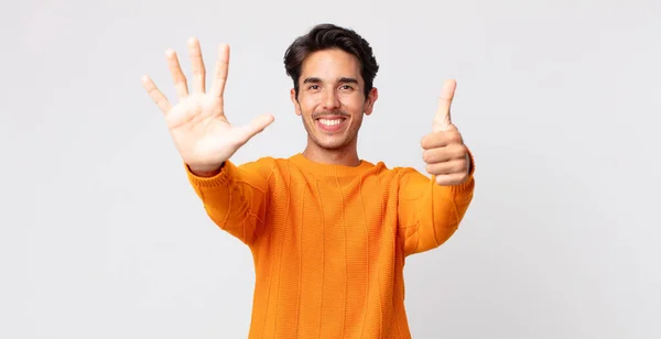 Hispânico Bonito Homem Sorrindo Olhando Amigável Mostrando Número Seis Sexto — Fotografia de Stock