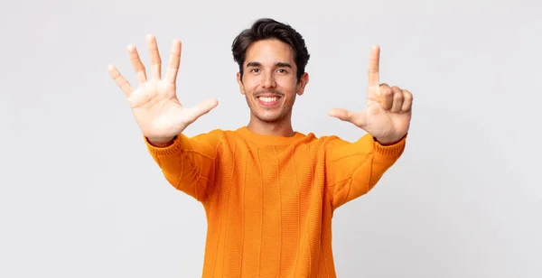 Hispânico Bonito Homem Sorrindo Olhando Amigável Mostrando Número Sete Sétimo — Fotografia de Stock