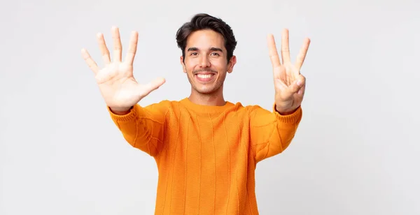 Hispânico Bonito Homem Sorrindo Olhando Amigável Mostrando Número Oito Oitavo — Fotografia de Stock