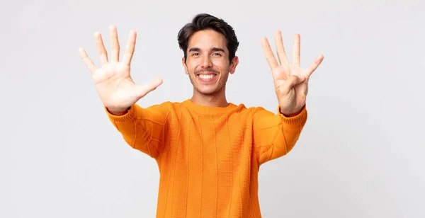 ヒスパニック系のハンサムな男は笑顔で友好的に見える前方に手で9番目または9番目を示しカウントダウン — ストック写真