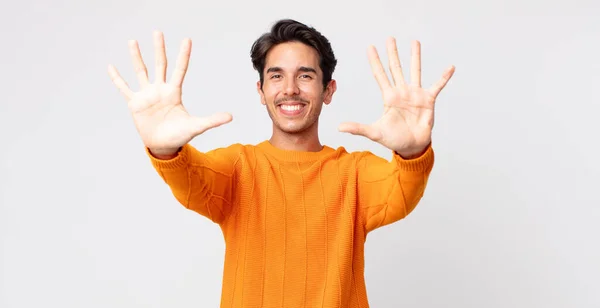 Spaanse Knappe Man Lachend Vriendelijk Kijkend Nummer Tien Tiende Tonend — Stockfoto