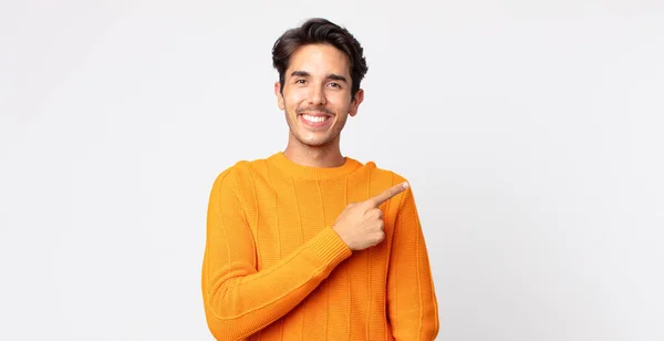 Hispânico Bonito Homem Sorrindo Alegremente Sentindo Feliz Apontando Para Lado — Fotografia de Stock