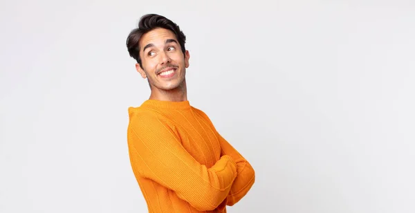 Hispánský Pohledný Muž Vesele Usmívá Cítí Šťastný Spokojený Uvolněný Zkříženýma — Stock fotografie