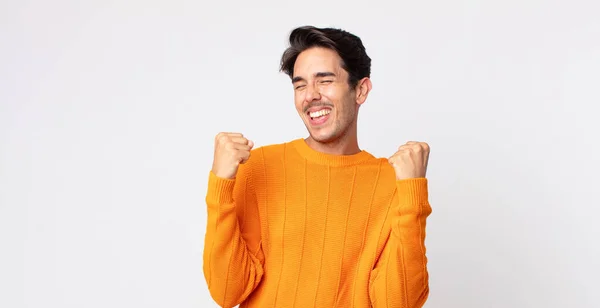 Hispânico Bonito Homem Olhando Extremamente Feliz Surpreso Celebrando Sucesso Gritando — Fotografia de Stock