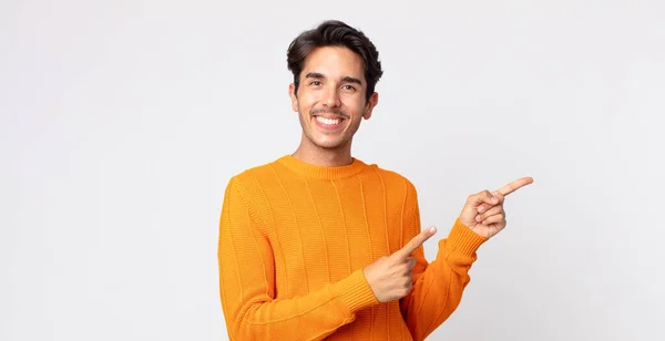 Hispânico Bonito Homem Sorrindo Feliz Apontando Para Lado Para Cima — Fotografia de Stock