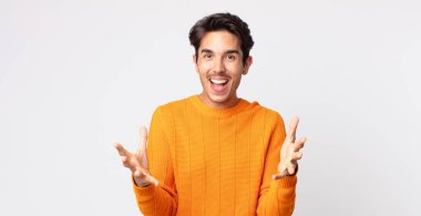 İspanyol yakışıklı adam kendini mutlu, şaşkın, şanslı ve şaşırmış hissediyor. İnanılmaz!
