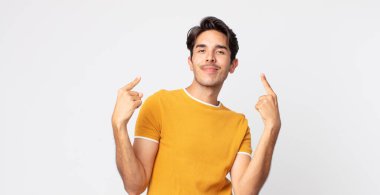 İspanyol asıllı yakışıklı, kötü tavırlı, gururlu ve agresif görünen, yukarıyı gösteren ya da elleriyle işaret eden biri.