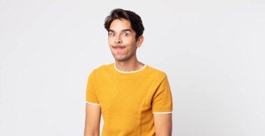 Şapşal, çılgın, şaşırmış, yanakları şişen, doldurulmuş, şişman ve yemek dolu İspanyol yakışıklı bir adam.