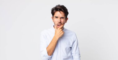 İspanyol yakışıklı, ağzı ve gözleri sonuna kadar açık ve eli çenesinde, hoş olmayan bir şok geçiriyor, ne ya da vay canına diyor.