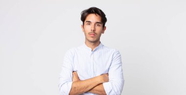 İspanyol yakışıklı adam hayal kırıklığına uğramış, hayal kırıklığına uğramış, ciddi görünüyor, kızgın ve kollarını kavuşturmuş.
