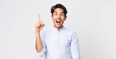 İspanyol yakışıklı bir adam bir fikri fark ettikten sonra mutlu ve heyecanlı bir dahi gibi hisseder, neşeli bir şekilde parmağını kaldırır, eureka!